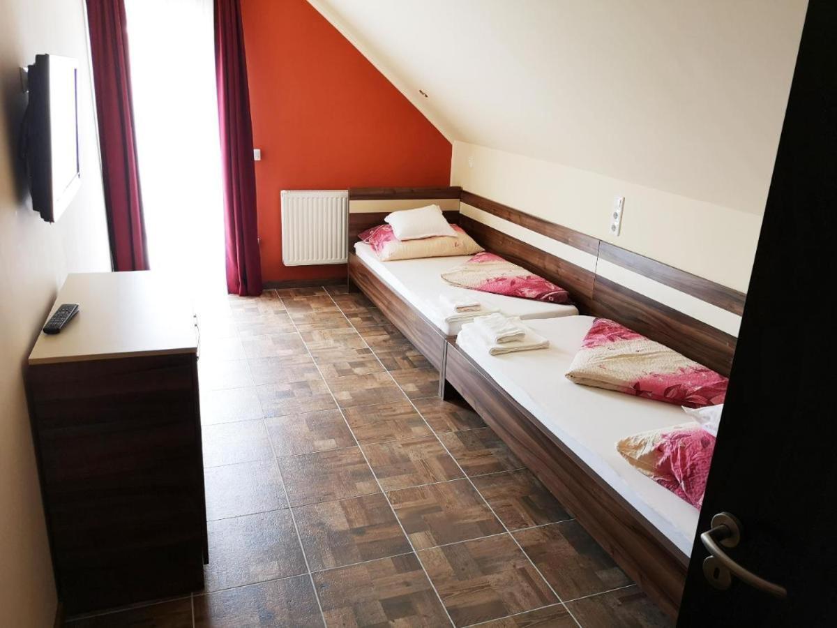 Bed and Breakfast Borostyan Panzio Balatonfuered Exterior foto